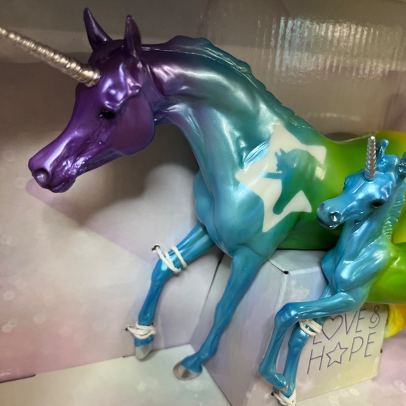 Breyer Horses Freedom Series – Love & Hope Unicorn Set Make a wish #62124 - Picture 6 of 15